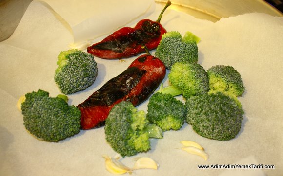 Közlenmiş Brokolili Makarna Tarifi ve Közlenmiş Kırmızı Biber