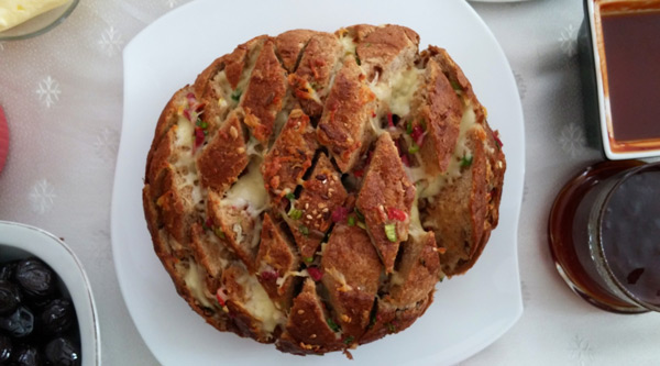 Kahvaltı Masası İçin Çatlak Ekmek - Fırında Sarımsaklı Ekmek